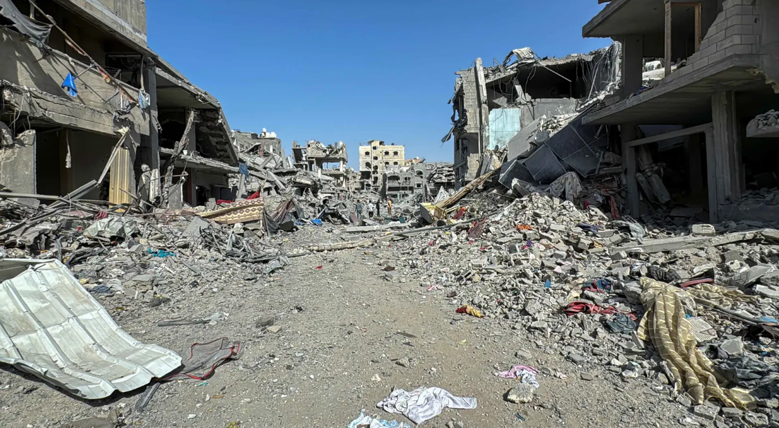 Read more about the article صرخة من تحت الأنقاض: شعب غزة يطالب بإنهاء الحرب