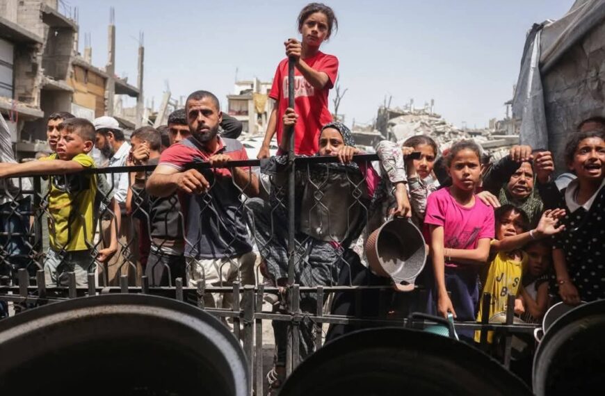 أزمة حادة في إدخال المساعدات إلى غزة: دخول أقل من 15% من الاحتياجات وسط استمرار الكارثة الإنسانية
