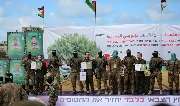 Read more about the article حماس تطلق سراح جندي أمريكي-إسرائيلي كبادرة تجاه ترامب دون مقابل