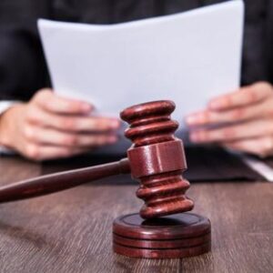 خبير قانوني يحذر من آثار قرار استئناف العمل&hellip;