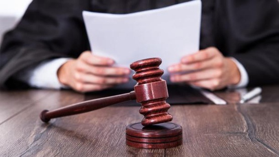 Read more about the article خبير قانوني يحذر من آثار قرار استئناف العمل بالمحاكم في قطاع غزة وتركيزها بمحكمة دير البلح