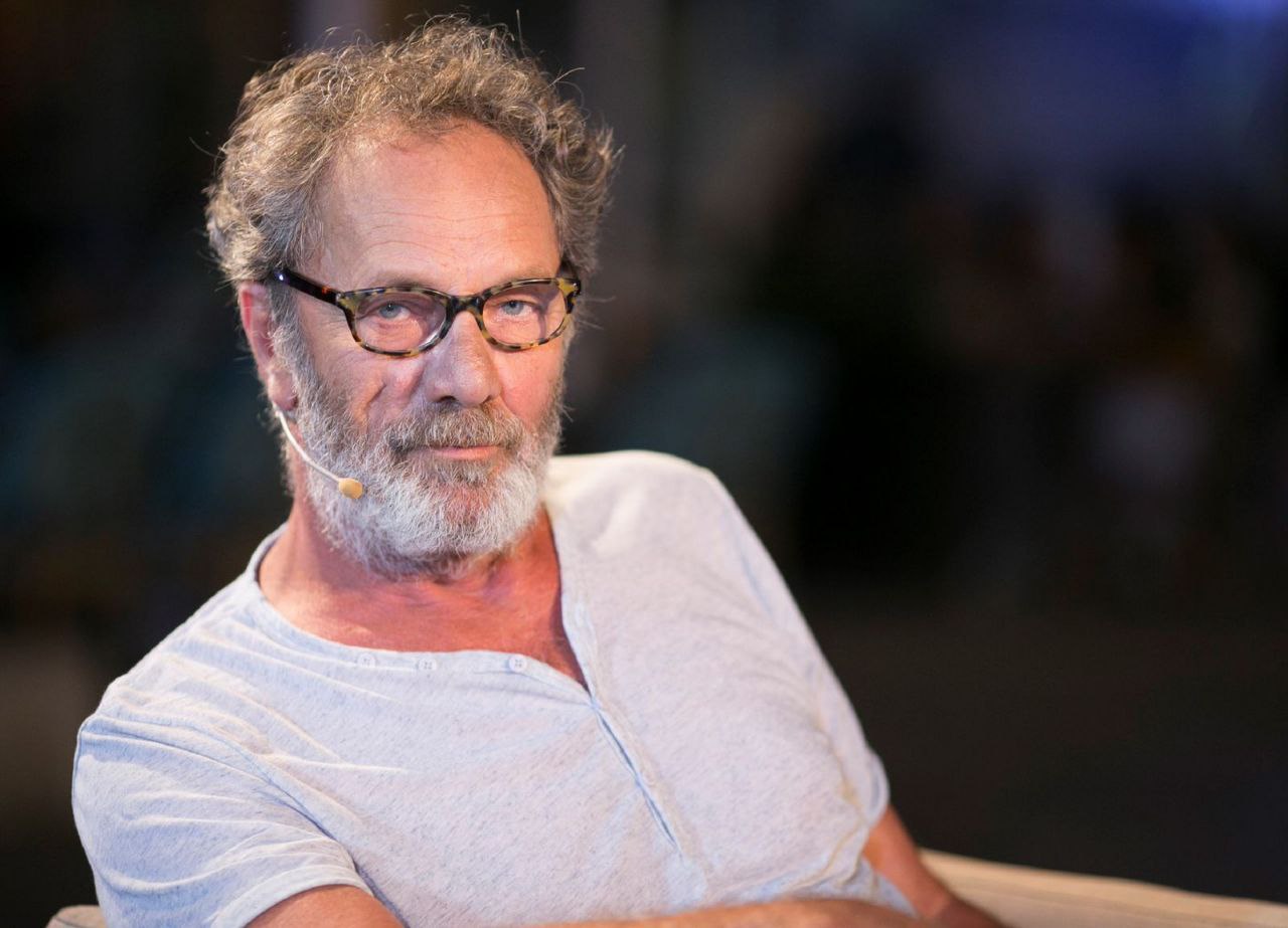 Read more about the article وفاة الفنان والمخرج الفلسطيني محمد بكري… صاحب فيلم «جنين جنين» يرحل عن الجليل