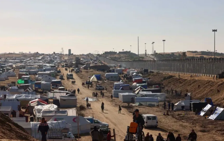 Read more about the article منظمات تطالب برقابة على توزيع الإغاثة بعد شكاوى نسائية