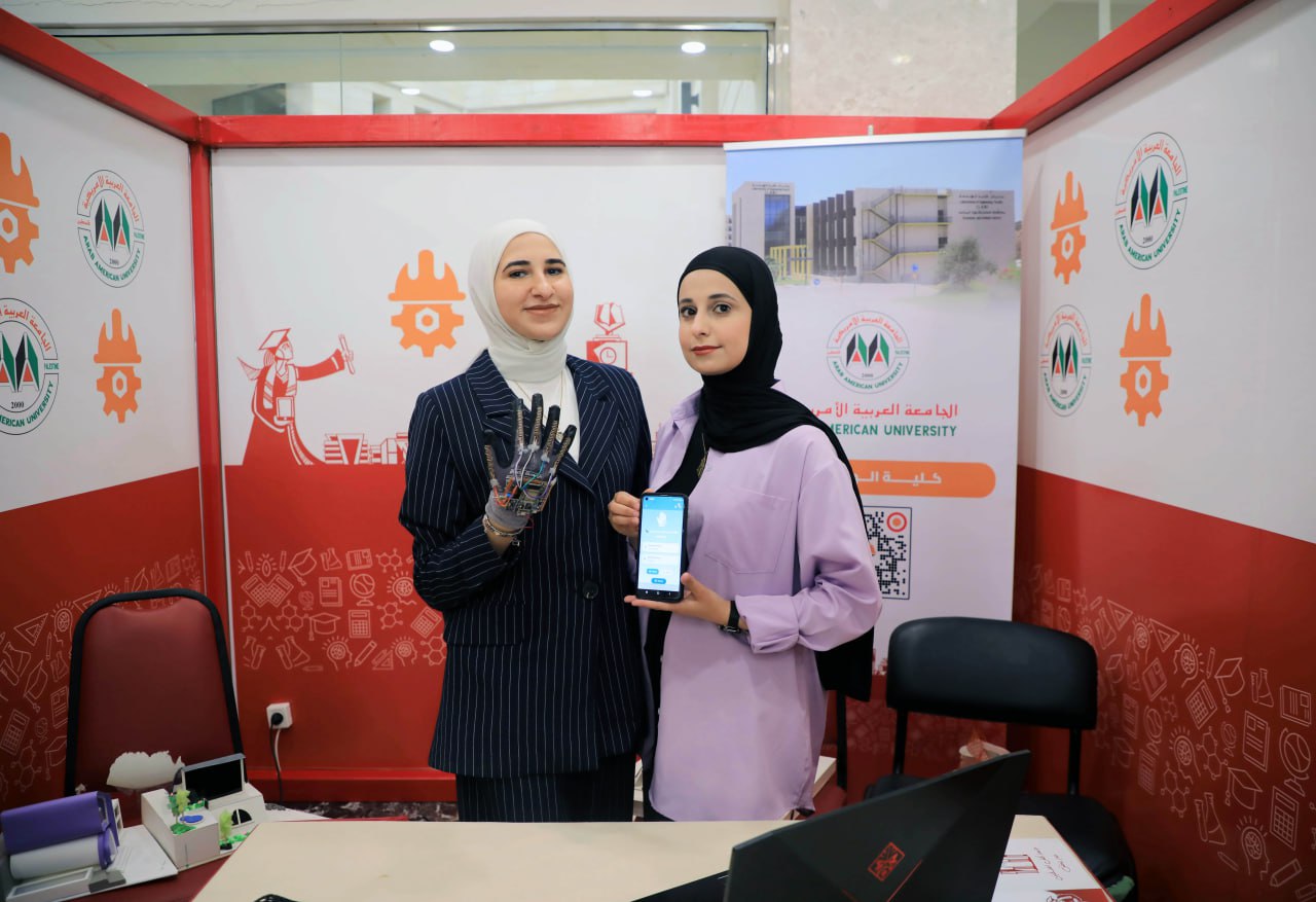 Read more about the article «القفاز الذكي الناطق» … ابتكار من طالبات الجامعة العربية الأمريكية لتسهيل تواصل الصم والبكم